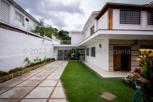 Bella Casa, Con Amplios Espacios Y Jardines Ubicada En Calle Cerrada. 25-17564.