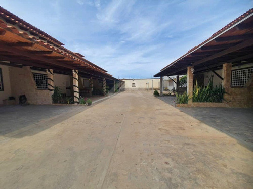 Town House Ubicado En Villas Santa María, Nueva Barcelona (a Pocos Metros Del Farmatodo Del Ingenio) Precio Negociable