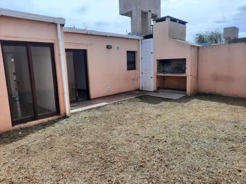 Casa En Venta - 2 Dormitorios 1 Baño - Cochera - 110mts2 - Chivilcoy
