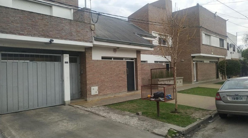 Casa En Venta - 2 Dormitorios 2 Baños - Cochera - 84mts2 - Los Hornos, La Plata