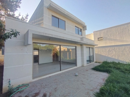 Venta Excelente Casa Con Amplio Patio 3d/3b/3 E.