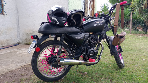 Baccio Retro 125 Negra. Comoda Petiza