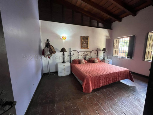 Linda Casa Al Estilo Colonial En Venta En Prados Del Este Yf