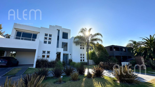 Casa En Venta En Malibu Canning