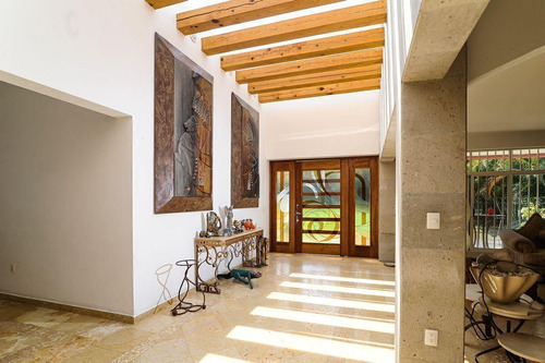 Casa Con Amplio Jardín Estilo Contemporáneo