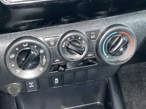 Toyota Hilux Dx 4x4 Pcyp60
