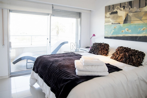 Apartamento En Venta Con Vista Al Puerto- Ref: 2002