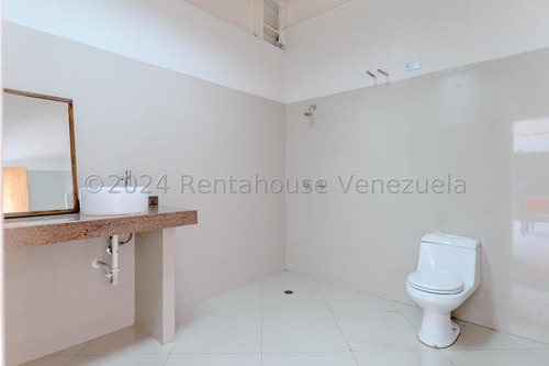 Edif Comercial En Venta Ideal Para Sede Coorporativa (show Room,depositos,oficinas) Fabricantes De Vehiculos,maquinas,equipos De Construccion.el Mejor De La Panamericana 24-26612gm