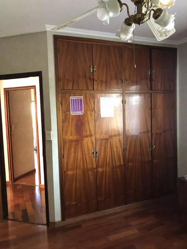 Casa En Venta - 4 Dormitorios 5 Baños - Cochera - 250mts2 - Lomas De Zamora