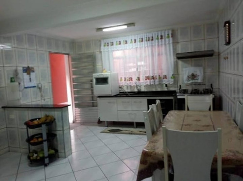 Sobrado Com Três Quartos E Três Banheiros