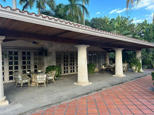 Residencia En Venta En Mérida, Col. Montecristo, Con Terreno De 6,500 M2