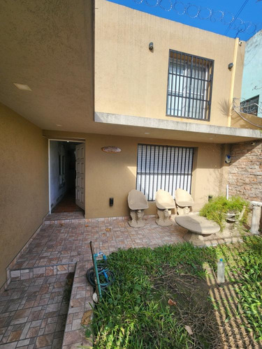 Casa En Venta - 3 Dormitorios 4 Baños - 280mts2 - Villa Lugano