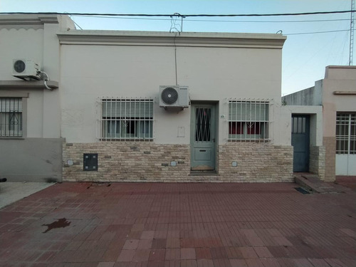 Imagen 1 de 16 de Casa - Barrio Alberdi