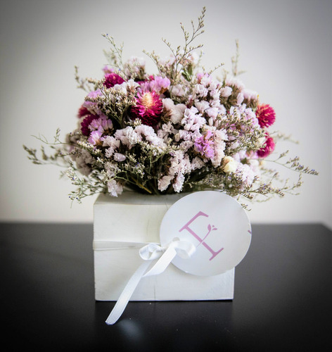 Centro De Mesa Con Flores Secas En Cajón De Madera Floral.sf