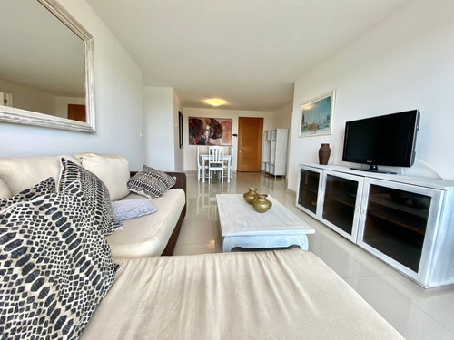 Apartamento En Venta De 3 Dormitorios En Roosevelt