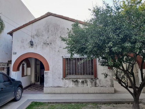 Venta De Casa A Refaccionar En Calle Andes.