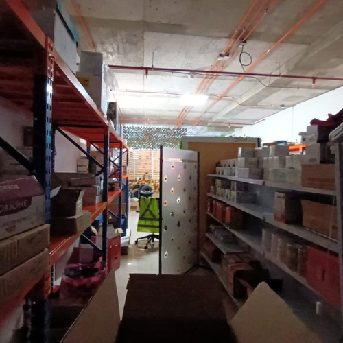 Local En Arriendo Con Terraza De Uso Y Goce