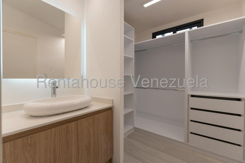 Hermosa Casa Totalmente Remodelada En Venta Ubicada En El Cafetal 25-17659