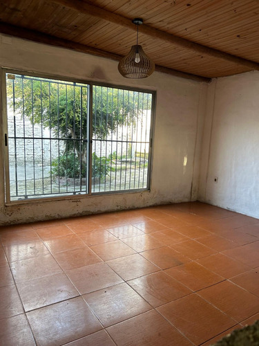 Vendo Buena Ubicacion Casa+2 Apartamentos+galpon Con Baño, 600m2 De Terreno/ Construidos Mas De 250 M2