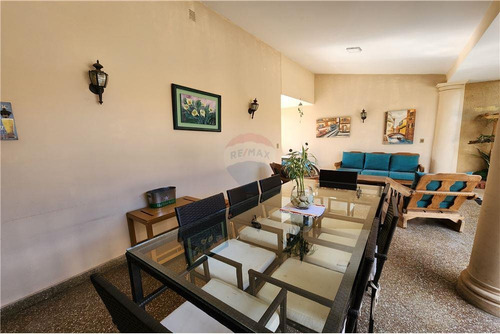 Casa Familiar En Barrio Pinozá ¡oportunidad Única!