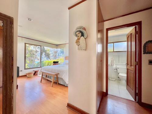 En Venta Encantadora Y Sólida Casa Con Linda Vista, Zapallar