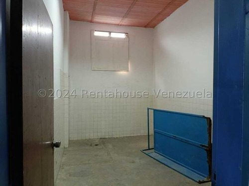 Norgelin Díaz Alquila Galpón Para Deposito En La Avenida Intercomunal Barquisimeto Acarigua Cabudare Estado Lara Cod. 25-5251