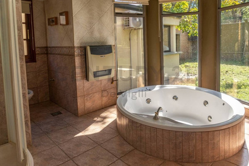 Imagen 29 de 30 de Imponente Casa Quinta Con Amplio Terreno, Pileta, Sauna Y Jacuzzi