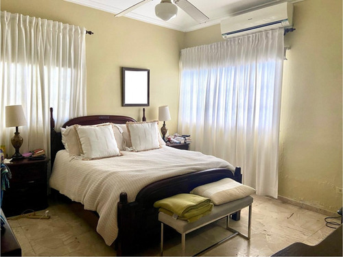 Casa De Esquina En La Castellana Excelente Para Oficina O Vivienda Con 5 Habitaciones