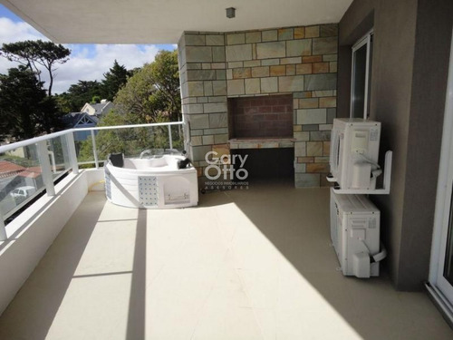 Imagen 8 de 13 de Apartamento En Venta En Primera Linea Playa Mansa - Parrillero