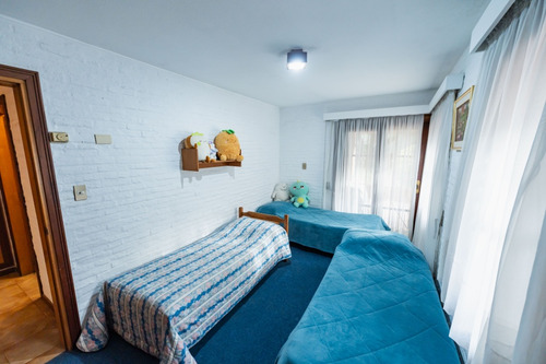 Dueño Vende - Espectacular Casa En Punta Carretas 445m², 3 Dorm + Servicio + Escritorio, 3 Baños, 2 Gge, Fondo, Parrillero -sin Comisiones-