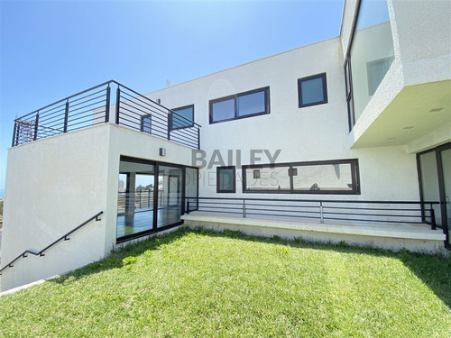 Casa En Arriendo De 4 Dorm. En Concón