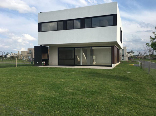 Casa Con Renta. 3 Dormitorios Con Dependencia Y Escritorio, Tipas Nordelta