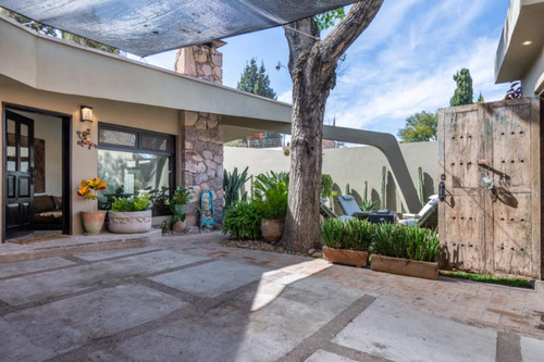 Single Level Charming Retreat