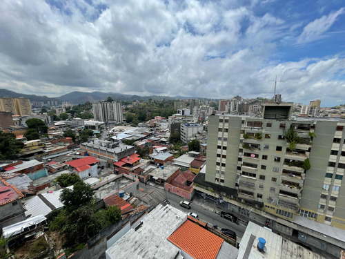 En Venta Edificio Comercial Ubicado En Los Teques Casco Central Calle Vargas. Cf