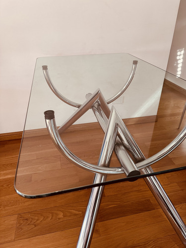 Mesa De Vidrio Con Patas Cromadas Marca Simet Blanco Plateado (Usado)