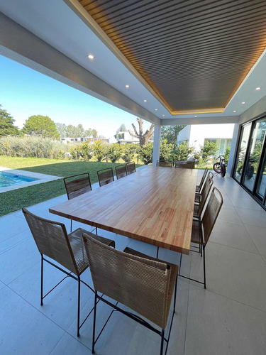 Casa En Venta - 4 Dormitorios 4 Baños - 900mts2 - Terralagos, Canning