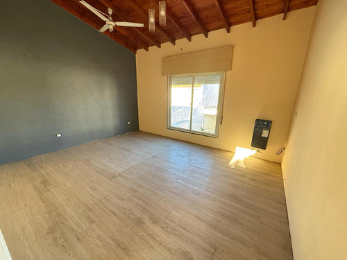 Ph De 5 Ambientes Con 2 Patios Y Cochera Cubierta Para 2 Autos- Lomas Del Mirador