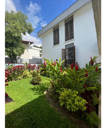 Se Vende Casa 400m2. 5h+s/3b+s/6p. Prados Del Este.