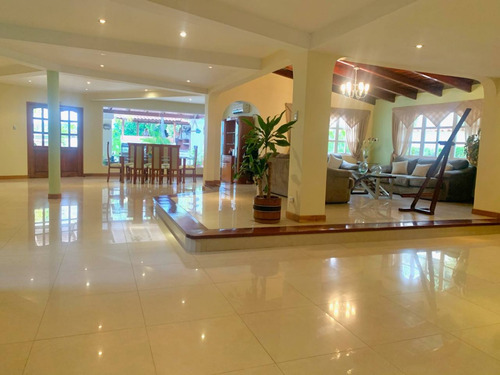 Villa En Venta En Lechería