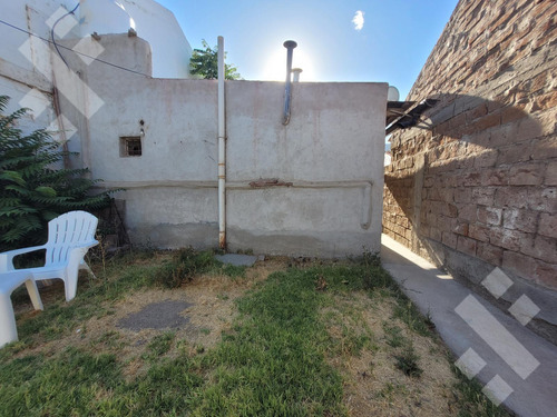 Venta Departamento A Refaccionar Con Amplio Terreno - Chaneton 800