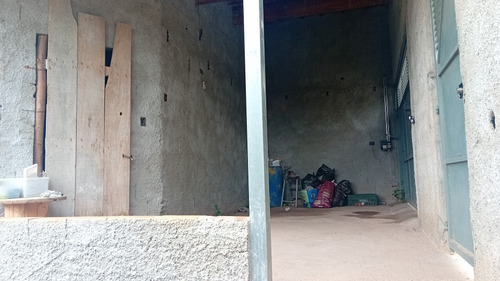 Casa A Venda De 8 Cômodos E 3 Banheiro E 1 Garagem