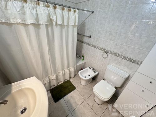 Casa De Cuatro Ambientes En Venta, Moron. Con Cochera A Pocas Cuadras Del Centro Comercial.