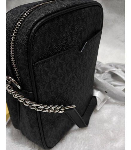 Bolsa cruzada Jet Set con cadena de viaje con monograma, marco de herrajes negros, color níquel, correa de hombro negra, diseño de tela de lona negra