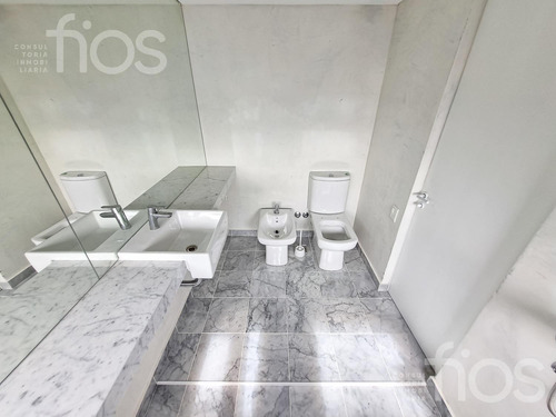 Venta Departamento De Categoria, Dos Dormitorios Con Balcon Vista Al Rio Y Amenities En Zona Centro