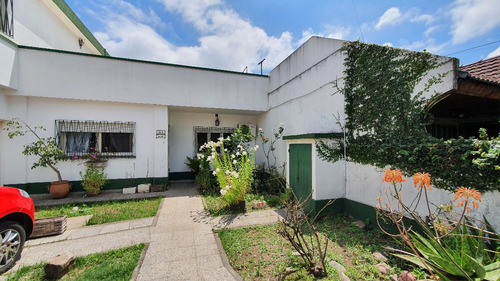 Casa 4 Ambientes, 2 Plantas, 2 Baños, Cochera
