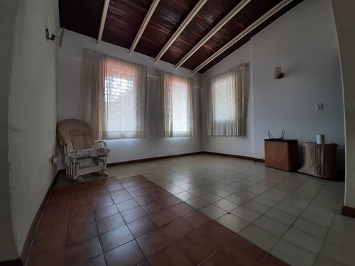 Imagen 17 de 22 de Se Vende Casa 525m2 4h+s/5b/3p Colinas De Santa Monica 5419