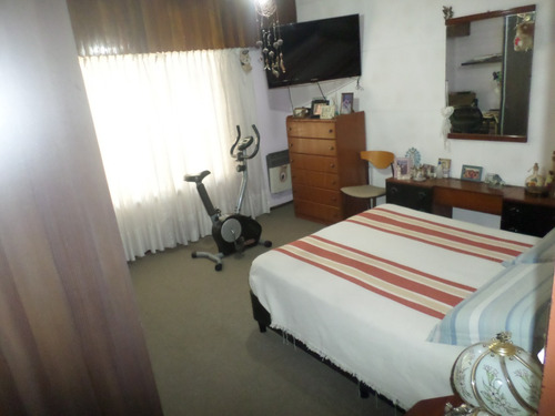 Casa 3 Dormitorios - 7 Ambientes - Entrada Auto Pasante - Pileta C/calefacción Solar