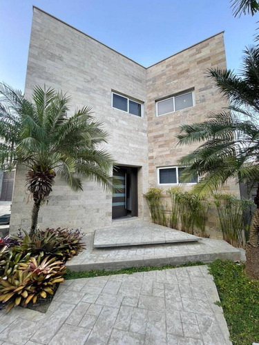 * Josefina Toledo: Hermosa Casa En Venta En El Parral, 495m², Cocina Concepto Abierto, Maletero, Bello Jardín Con Parrillera, Terraza, Fachada En Mármol, Planta 100%, Filtro Ósmosis Inversa, 268730