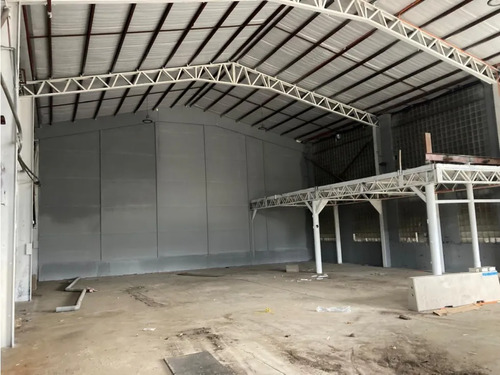 Arriendo Bodega De 325 M² En El Salto, Recoleta.