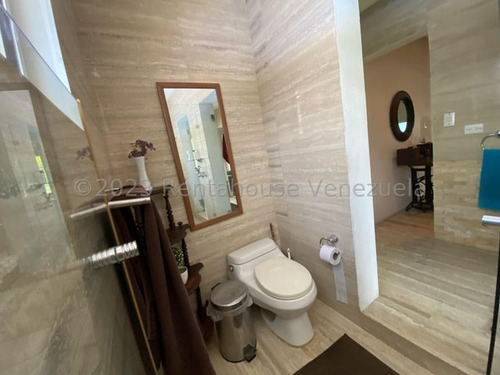 Amplia Y Luminosa Casa En Venta En Bosques De La Lagunita